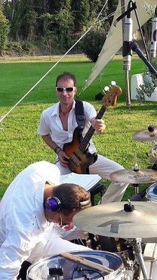 Bassiste lors d'un cocktail en extérieur