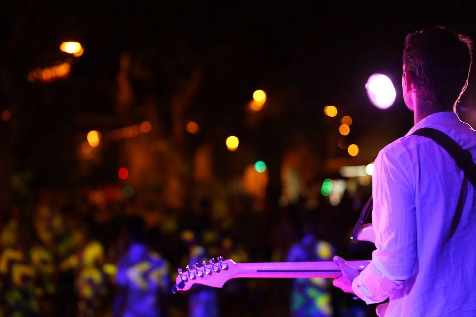 Guitariste face au public