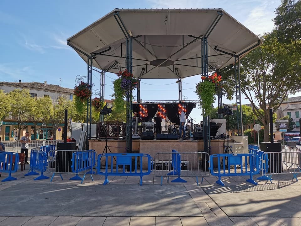 Kiosque de village avant le concert