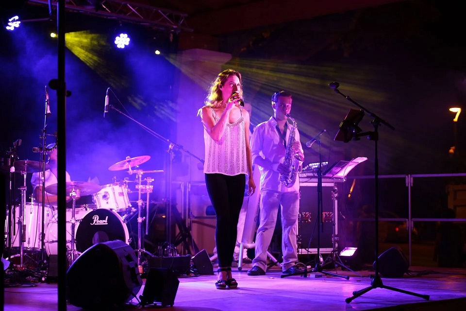Chanteuse et saxophoniste