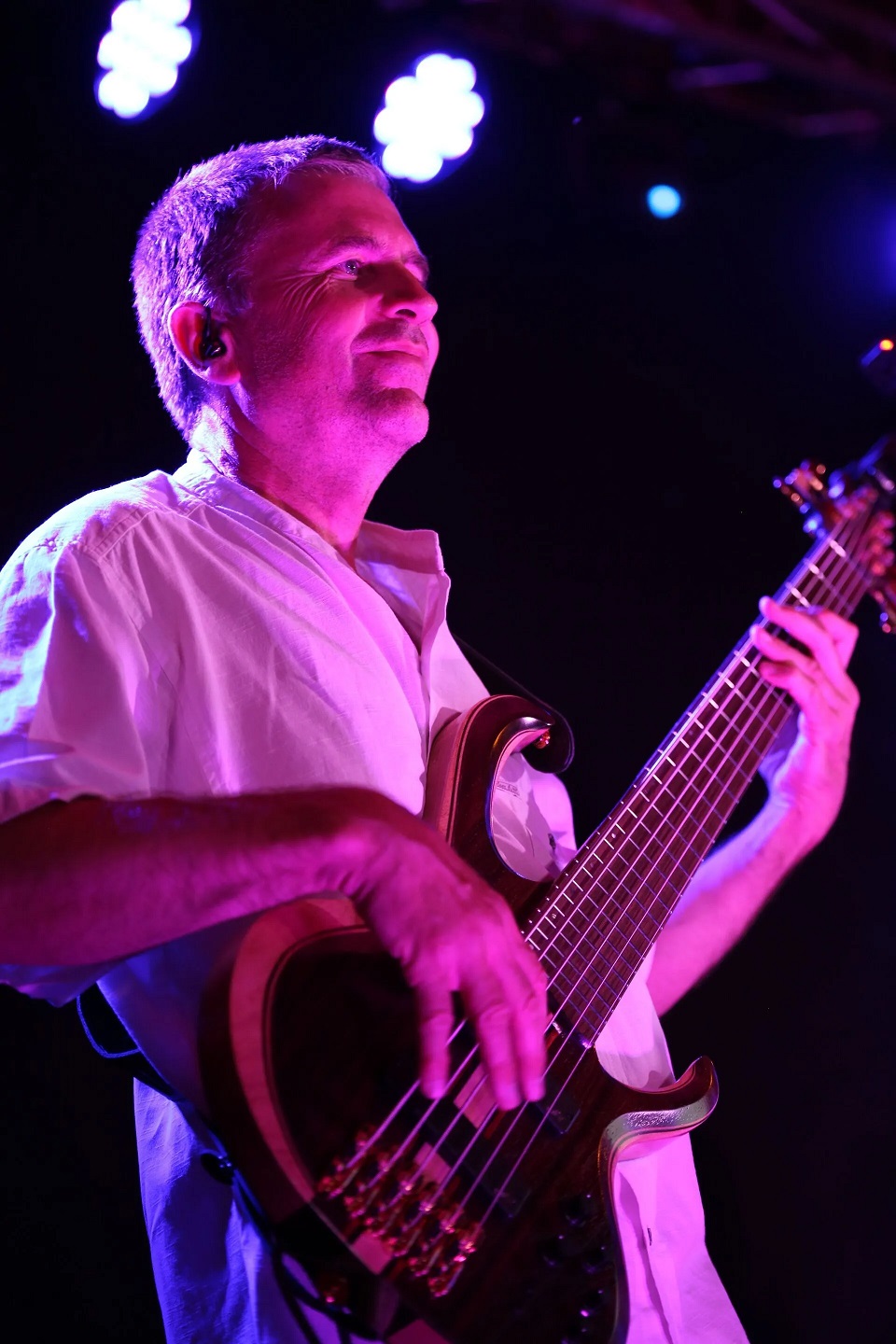 Bassiste en lumière rose