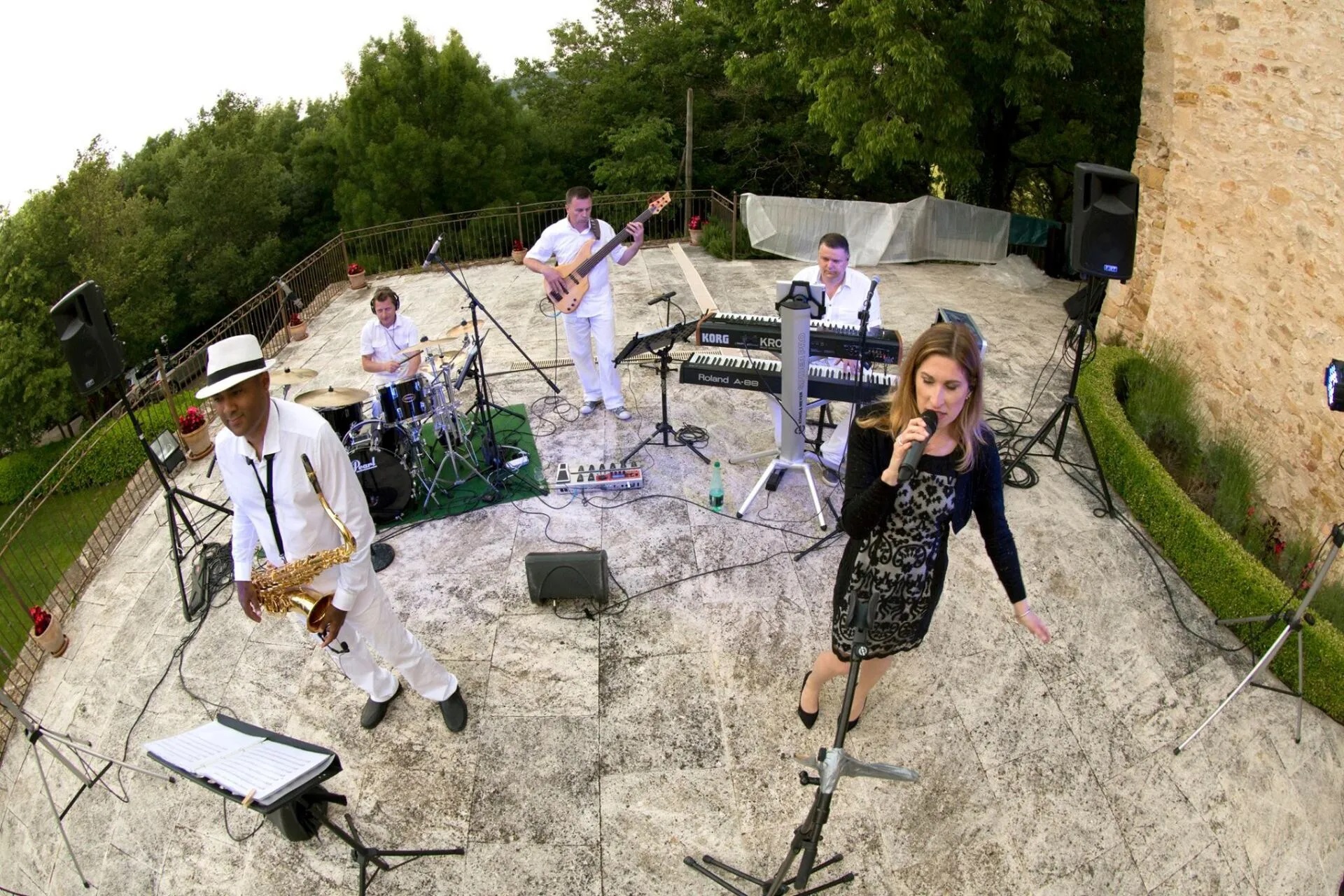 Le groupe en terrasse pour un mariage