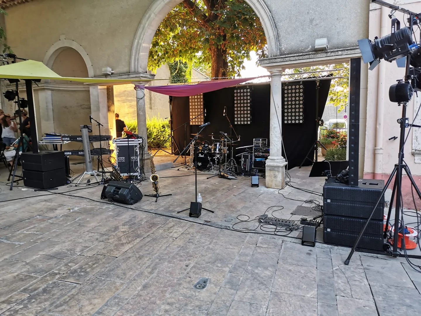 Installation sous les arcades