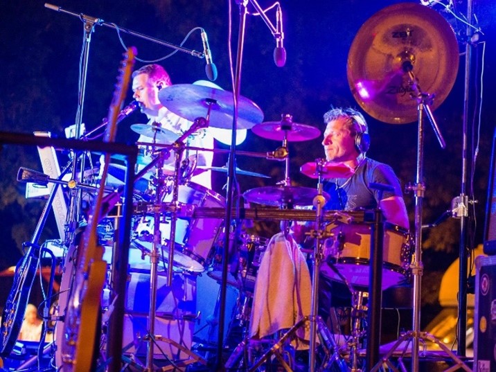 Claviériste et batteur sur scène