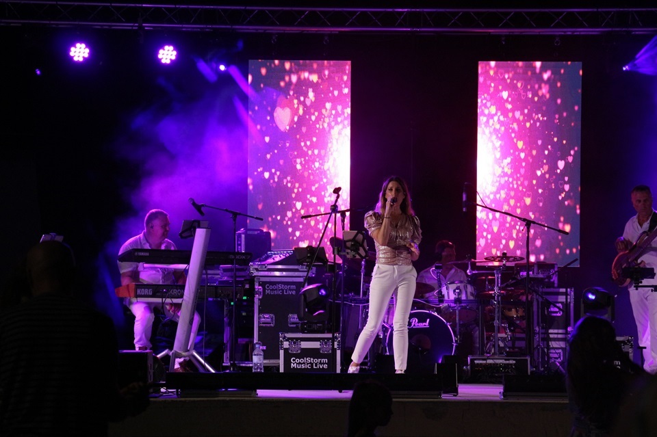 Chanteuse sur scène devant les écrans LED
