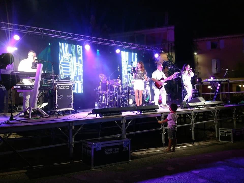 Concert sur une place de village