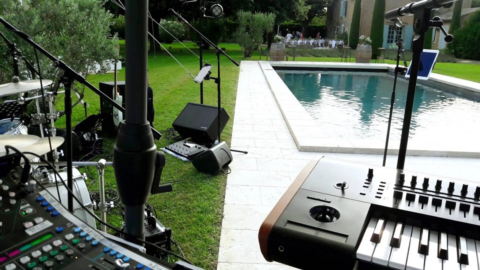 Soirée au bord de la piscine