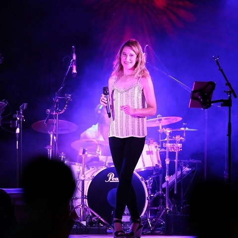 Chanteuse au micro