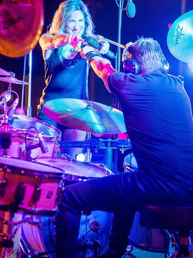 Chanteuse et batteur