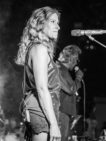 Chanteuse de profil au micro